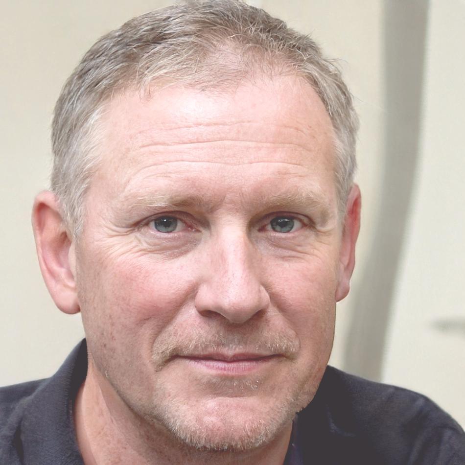 Finanzexperte Henrik Bergmann in seinem Beratungsbüro