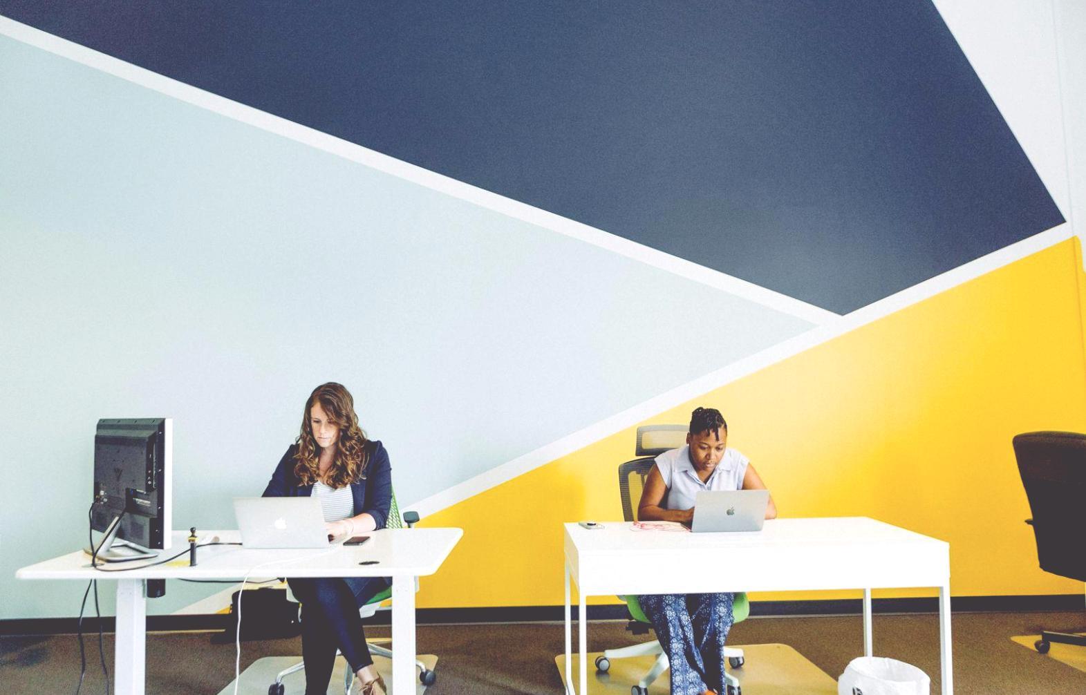 Interaktiver Finanzplanungs-Workshop in modernem Seminarraum